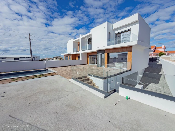 Moradia T4 para Venda em Igreja Nova e Cheleiros Foto 35