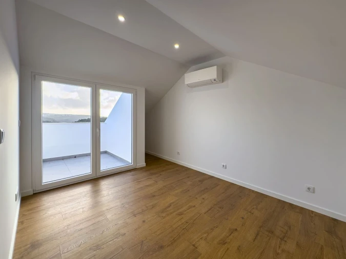 Moradia T4 para Venda em Carvoeira Foto 26