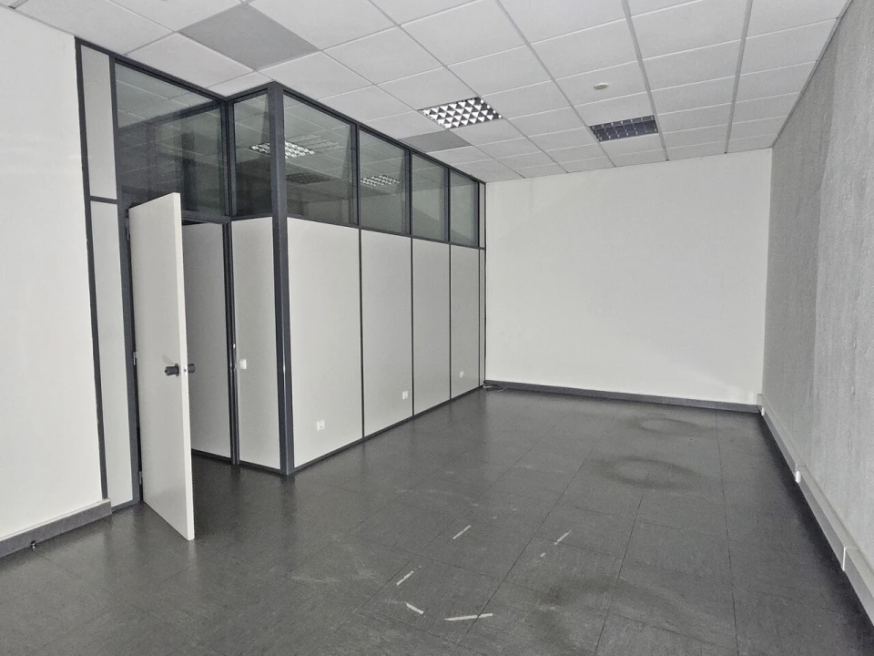 Loja para Arrendamento em Venteira Foto 3