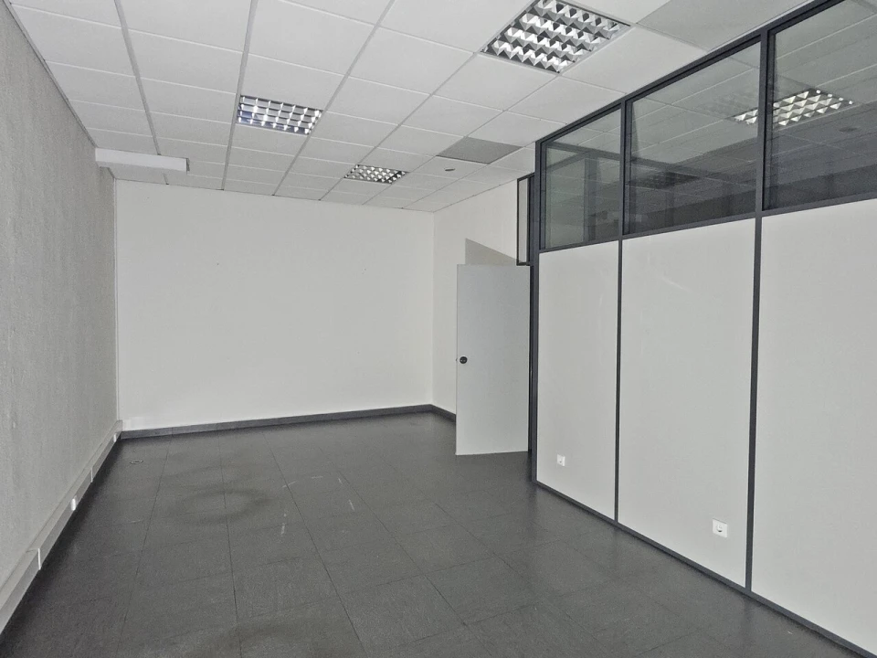 Loja para Arrendamento em Venteira Foto 4