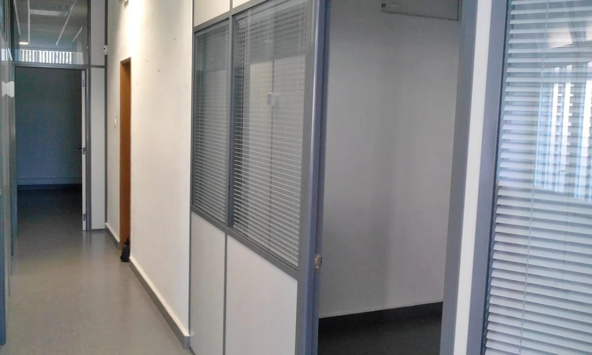 Loja para Arrendamento em Venteira Foto 6