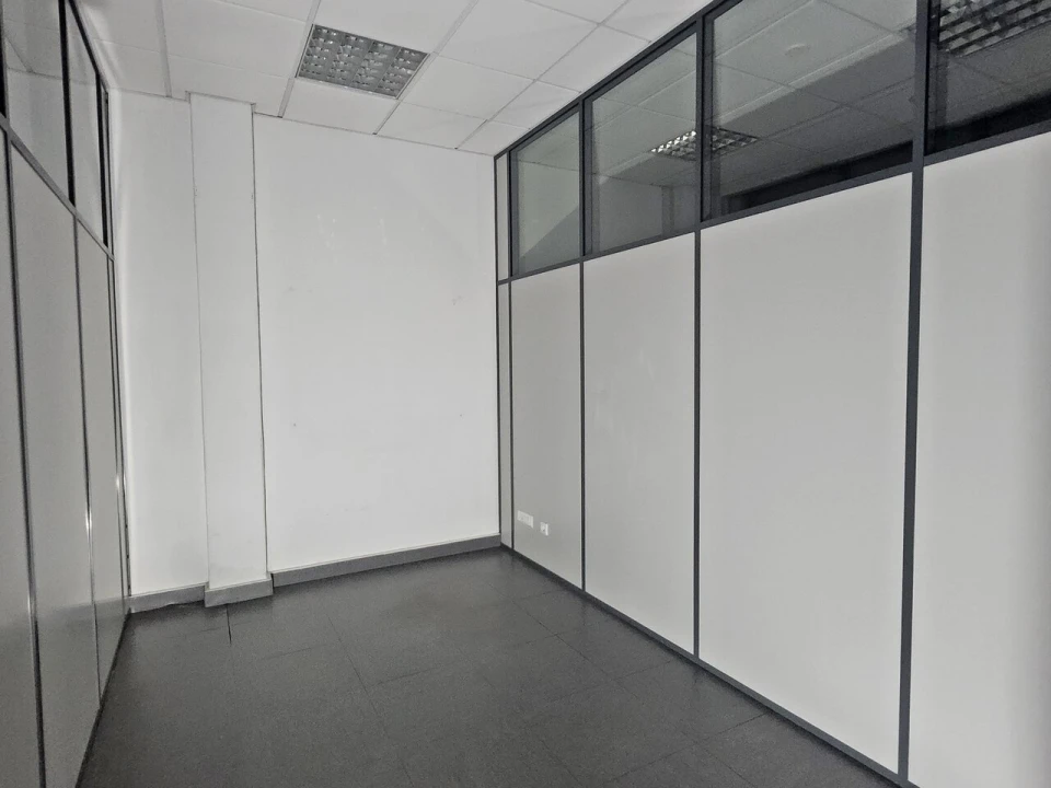 Loja para Arrendamento em Venteira Foto 8