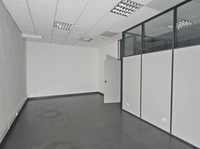 Loja para Arrendamento em Venteira Foto 4