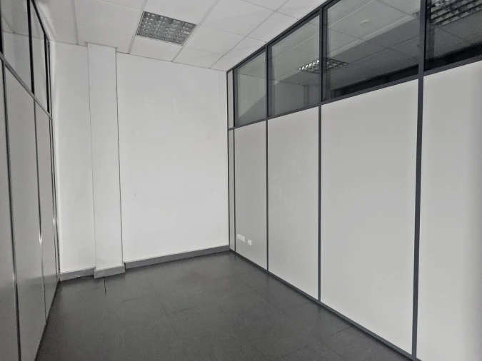 Loja para Arrendamento em Venteira Foto 8