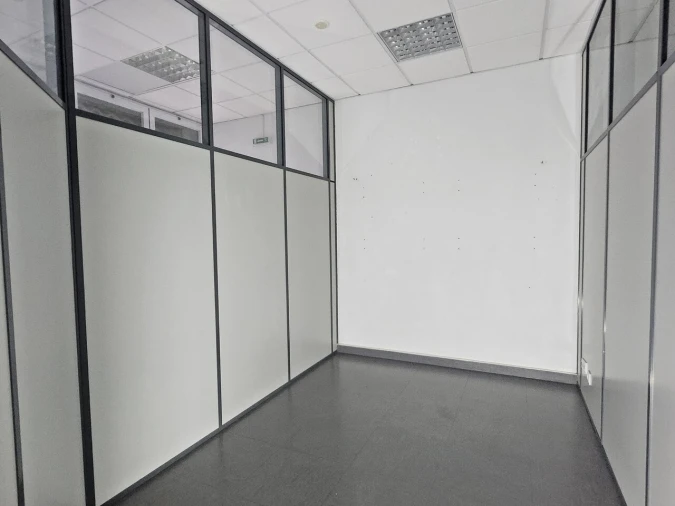 Loja para Arrendamento em Venteira Foto 9