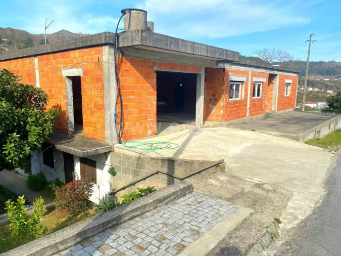 Armazém para Venda em Sande e São Lourenço