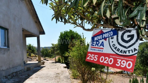 Moradia T2 para Venda em Avessadas e Rosém