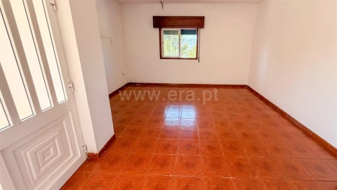 Moradia T2 para Venda em Avessadas e Rosém