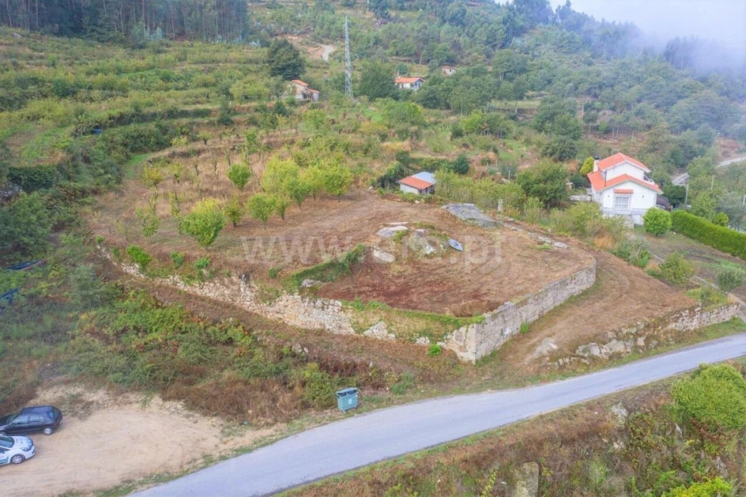 Terreno para Venda em Santiago de Piães Foto 1