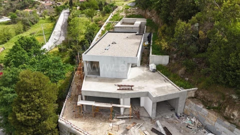 Moradia T4 para Venda em Avessadas e Rosém