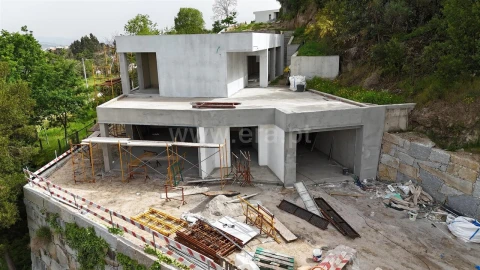 Moradia T4 para Venda em Avessadas e Rosém