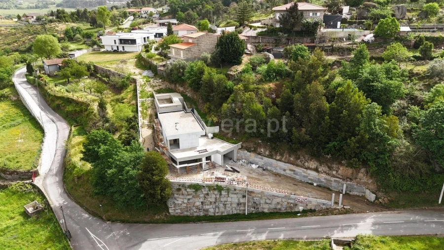 Moradia T4 para Venda em Avessadas e Rosém Foto 2