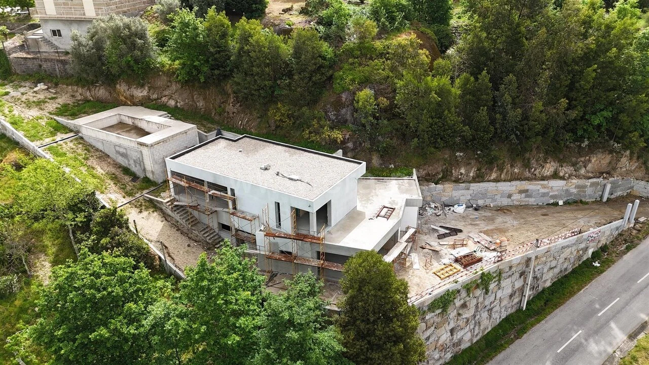 Moradia T4 para Venda em Avessadas e Rosém Foto 1