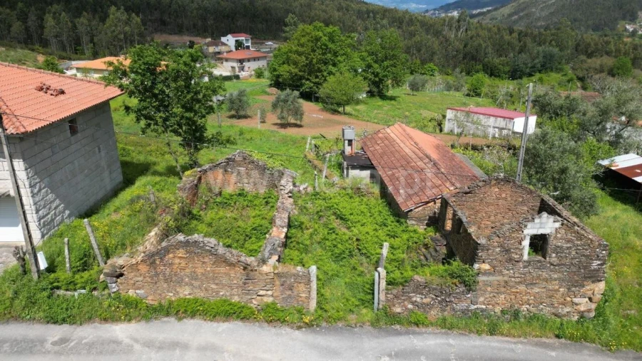 Moradia T0 para Venda em Santa Maria de Sardoura Foto 3