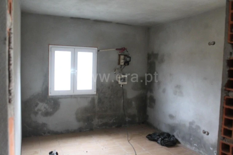 Moradia T1 para Venda em Paus Foto 6