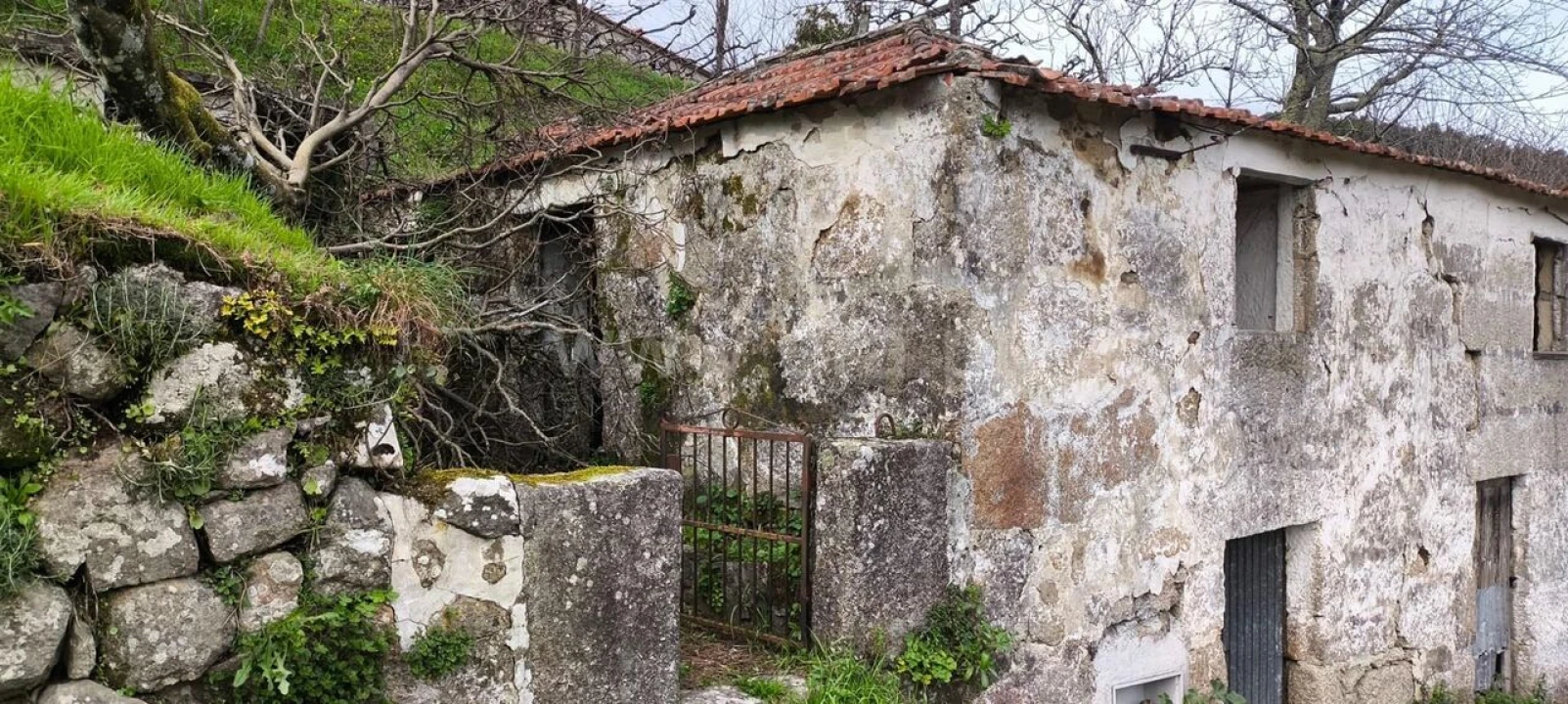 Moradia T0 para Venda em Souselo Foto 2