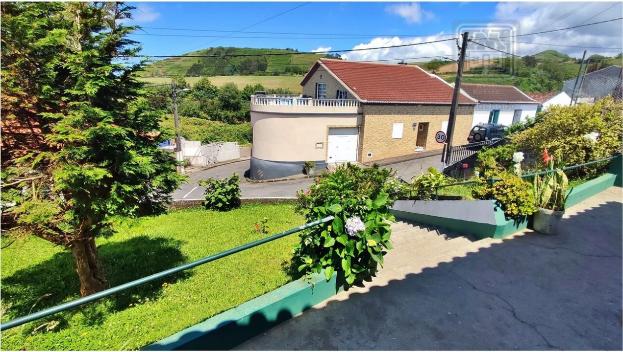 Moradia T2 para Venda em Fenais da Ajuda Foto 8