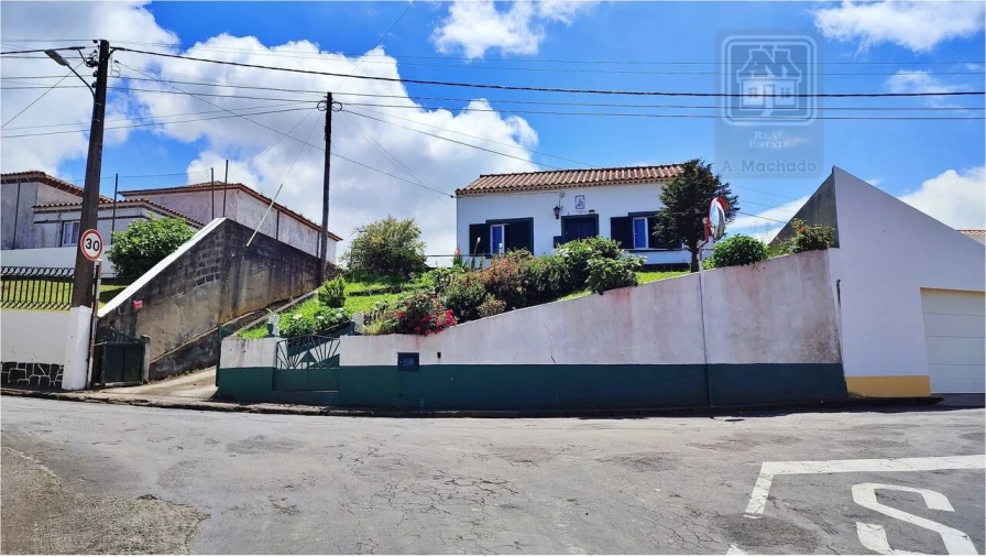 Moradia T2 para Venda em Fenais da Ajuda Foto 2