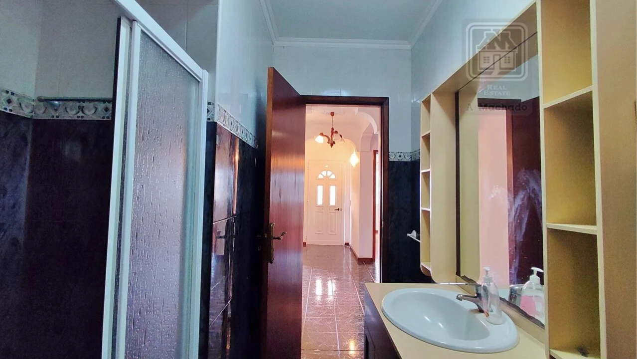 Moradia T3 para Venda em Pico da Pedra Foto 32