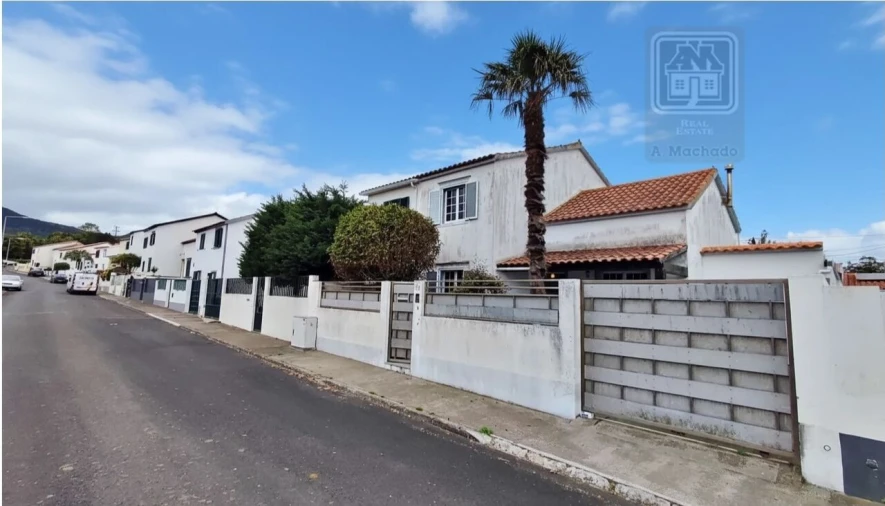 Moradia T3 para Venda em Pico da Pedra Foto 2