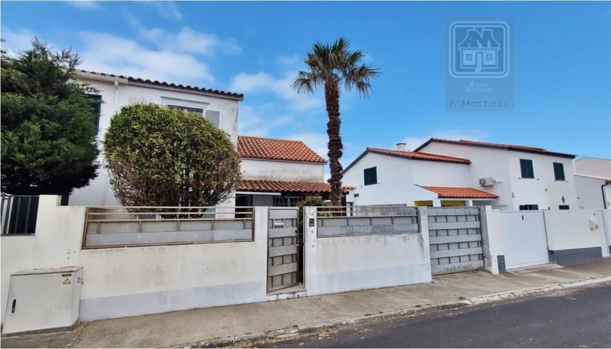 Moradia T3 para Venda em Pico da Pedra Foto 1