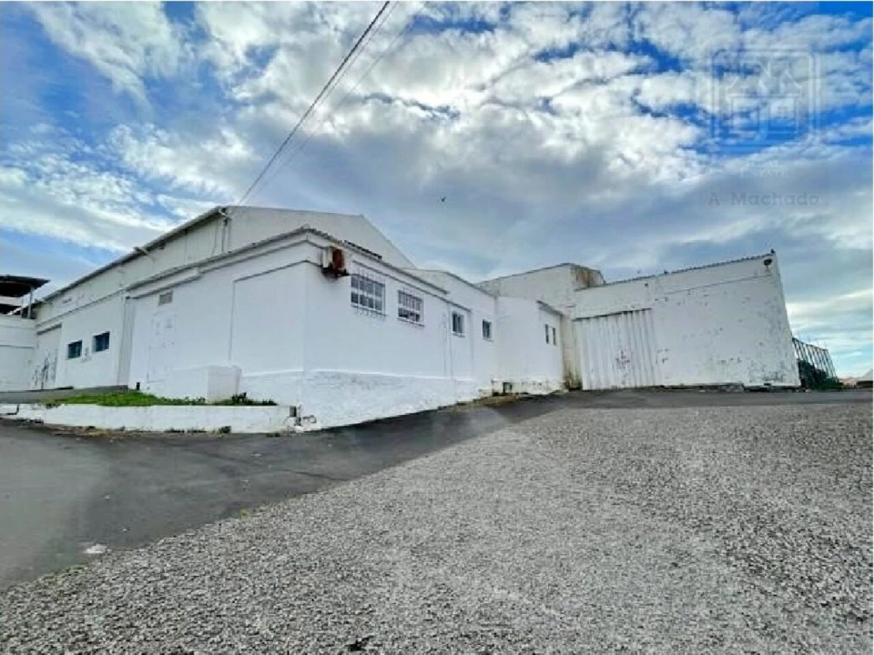 Armazém para Venda em Praia da Vitoria (Santa Cruz) Foto 1