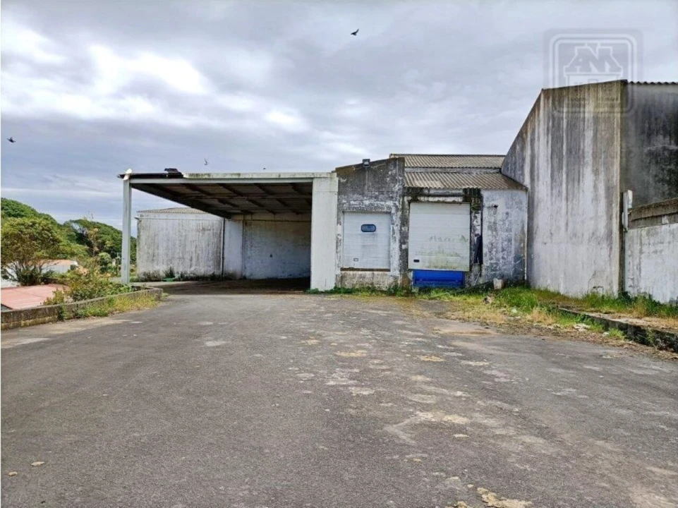 Armazém para Venda em Praia da Vitoria (Santa Cruz) Foto 8