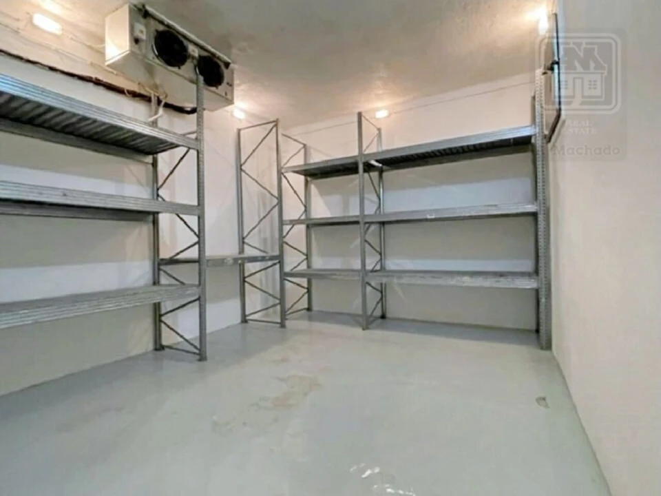 Armazém para Venda em Praia da Vitoria (Santa Cruz) Foto 17