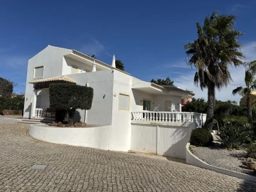 Moradia T5 para Venda em Albufeira e Olhos de Água