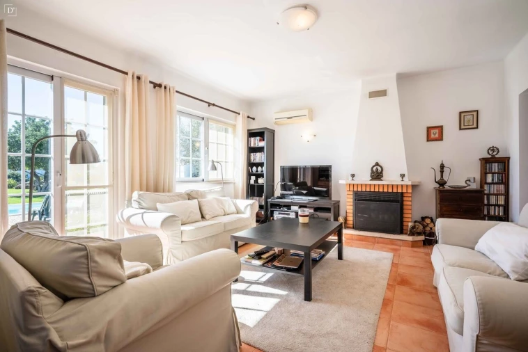 Moradia T4 para Venda em Quelfes Foto 2