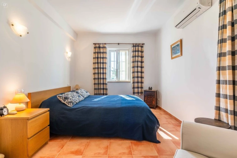 Moradia T4 para Venda em Quelfes Foto 8