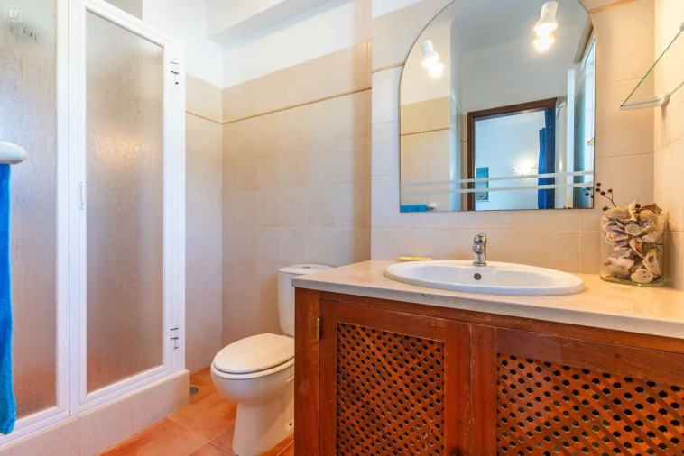 Moradia T4 para Venda em Quelfes Foto 13