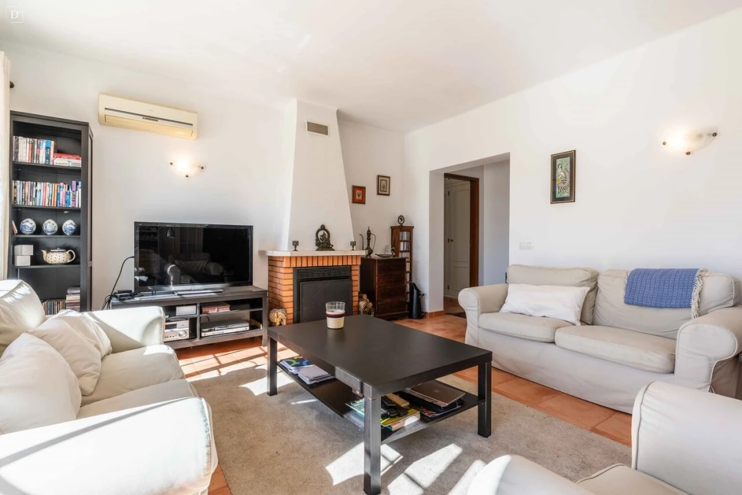 Moradia T4 para Venda em Quelfes Foto 3