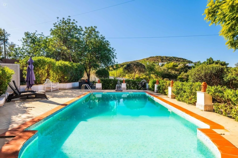 Moradia T6 para Venda em Santa Barbara de Nexe Foto 11