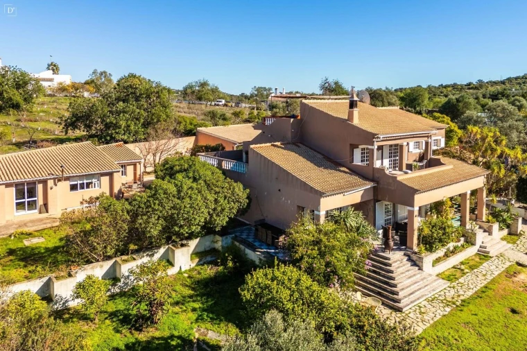 Moradia T6 para Venda em Santa Barbara de Nexe Foto 36