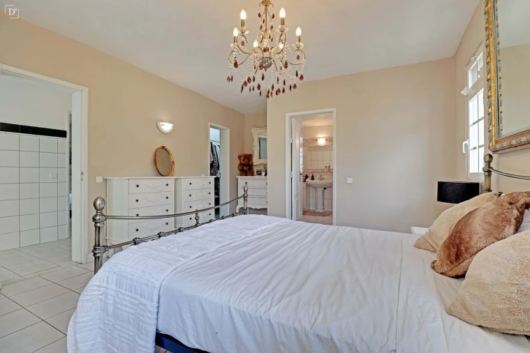 Moradia T5 para Venda em Santa Barbara de Nexe Foto 18