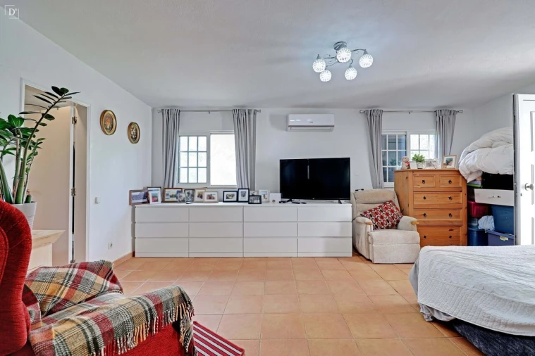 Moradia T5 para Venda em Santa Barbara de Nexe Foto 8