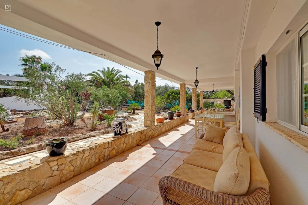 Moradia T5 para Venda em Santa Barbara de Nexe Foto 6