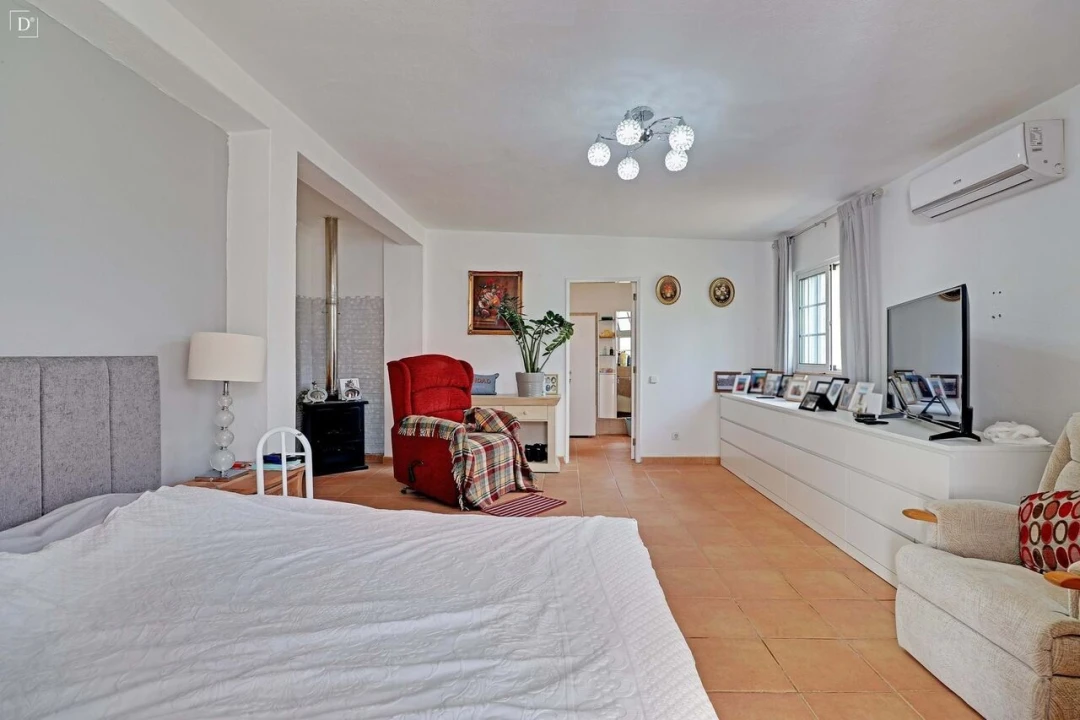 Moradia T5 para Venda em Santa Barbara de Nexe Foto 9