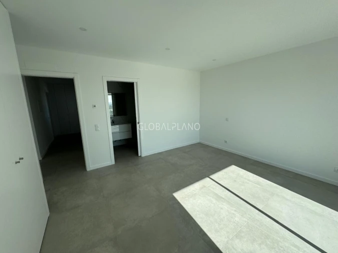 Moradia T4 para Venda em Mexilhoeira Grande Foto 13