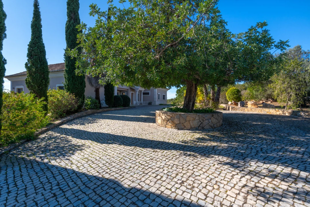 Moradia T5 para Venda em Santa Barbara de Nexe Foto 40