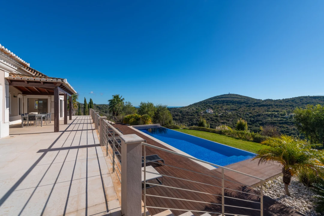 Moradia T5 para Venda em Santa Barbara de Nexe Foto 7