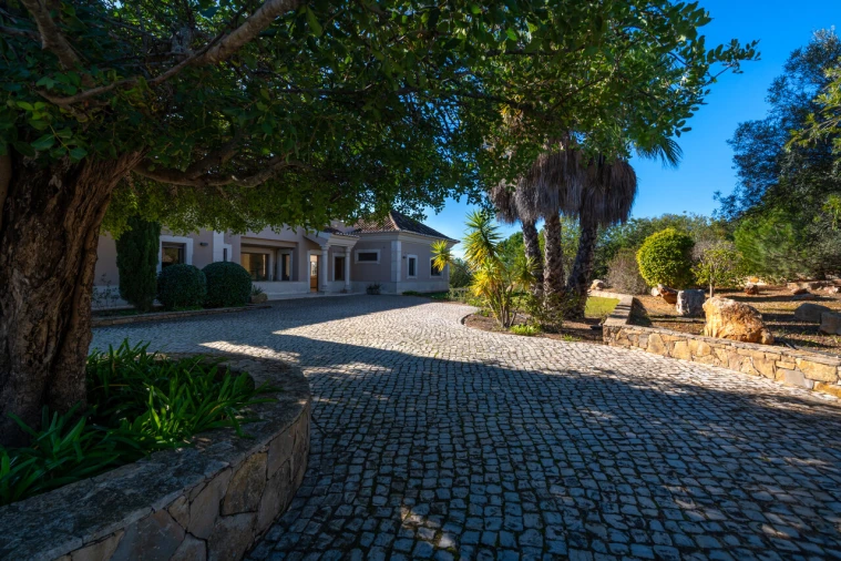 Moradia T5 para Venda em Santa Barbara de Nexe Foto 39