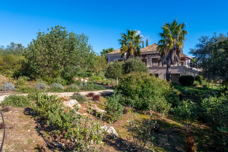 Moradia T5 para Venda em Santa Barbara de Nexe Foto 50