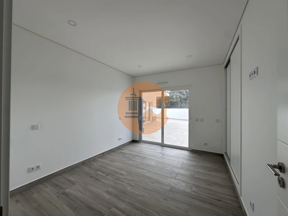 Moradia T4 para Venda em Altura Foto 3