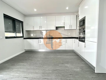 Apartamento T3 para Venda em Quelfes