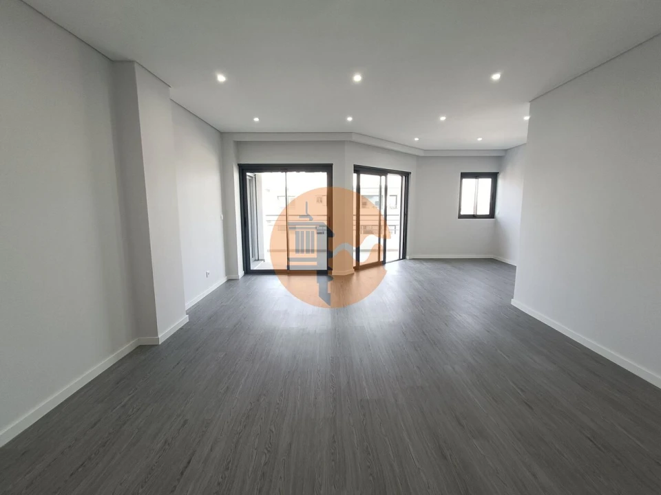 Apartamento T4 para Venda em Quelfes Foto 13