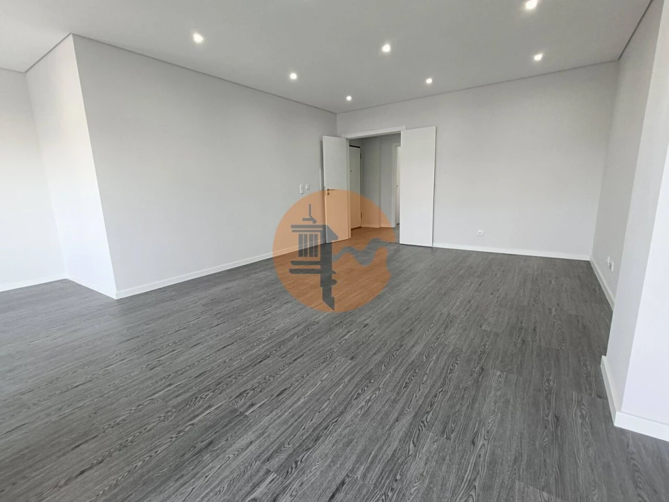 Apartamento T4 para Venda em Quelfes Foto 14