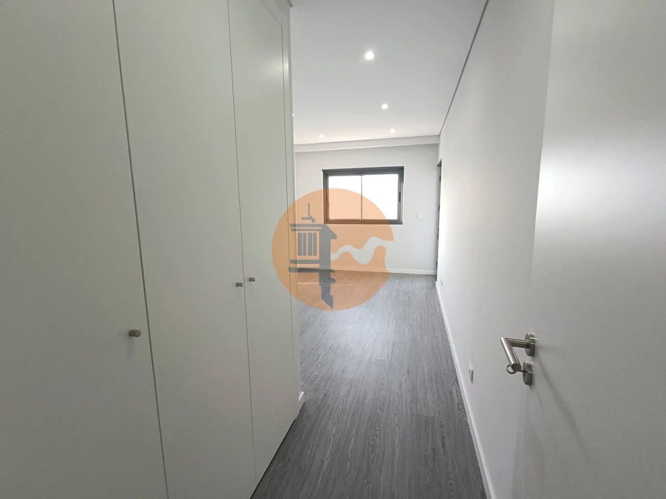 Apartamento T4 para Venda em Quelfes Foto 18