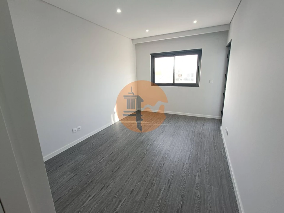 Apartamento T4 para Venda em Quelfes Foto 19